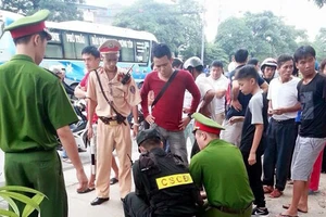 Cô gái trẻ nghi 'ngáo đá' bế con nhỏ lao vào đầu ô tô tải