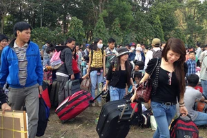 Hàng ngàn vé xe cho công nhân, sinh viên về quê ăn tết