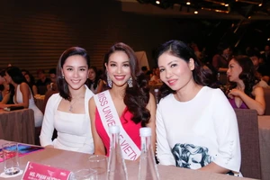 Hoa hậu Phạm Hương giới thiệu mẹ và tiệc chia tay để đi thi sắc đẹp