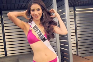 Phạm Hương đọ dáng bikini với các thí sinh Miss Universe 2015