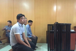 Vì đống phân bò, cha con, hàng xóm kéo nhau hầu tòa