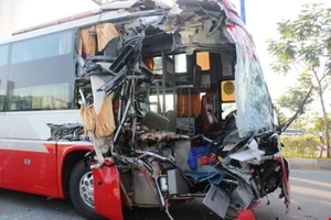 Clip Xe khách đâm đuôi container, hàng chục người kêu cứu 