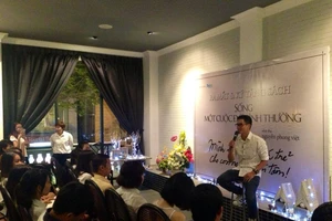 Nguyễn Phong Việt bán thơ để tặng sách cho trẻ em nghèo