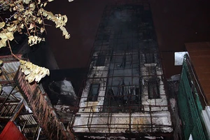 Cháy lớn thiêu rụi hai ngôi nhà trong đêm