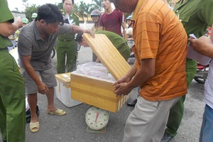 Bắt xe chở nửa tấn chân gà, xúc xích không rõ nguồn gốc