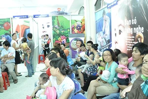 TP.HCM: Cả gia đình đi lấy số tiêm vaccine dịch vụ