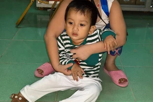 Bé trai hai tuổi bị bỏ rơi trước cổng chùa