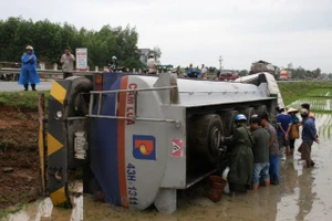 Xe chở dầu lao xuống ruộng, dân đổ xô 'hôi dầu'