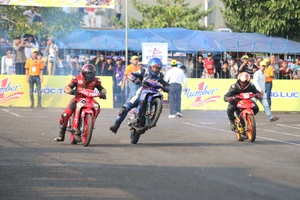 Du xuân coi đua tốc độ ở sân Cần Thơ