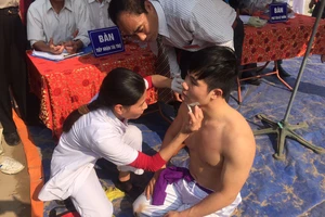 Trai tráng mình trần tranh cầu gỗ 25 kg