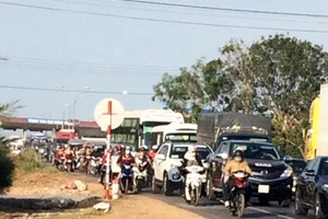 Kẹt xe nghiêm trọng tại trạm thu phí Sông Phan