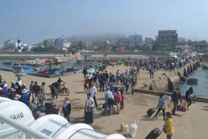 Gần 500 du khách kẹt lại đảo Lý Sơn do thời tiết xấu