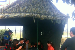 Trước cổng đền Trần vẫn còn nạn cờ bạc, ăn xin