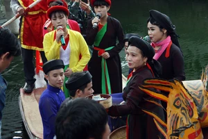 Quan họ vẫn ngửa nón 'xin' tiền ở hội Lim