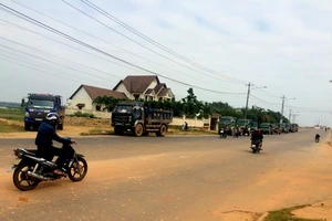 Dân bức xúc chặn đoàn xe chở đất gây bụi ngập trời