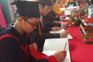 Khai bút đầu xuân trên quê hương vị tiến sĩ mồ côi