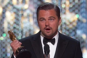Leonardo DiCaprio lần đầu tiên chạm tượng vàng Oscar