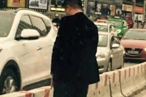 Phạt 200.000 đồng người đàn ông tè bậy giữa đường