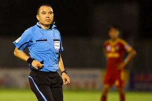 Tiếng còi nghiêng ngả