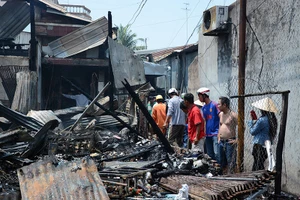 Cháy rụi 2 tiệm tạp hóa, thiệt hại tiền tỉ