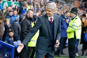 Thắng Everton 2-0, Wenger lại mơ lật Leicester