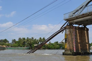 Clip sập cầu Ghềnh ở Đồng Nai 