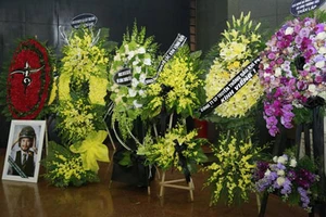 Hình ảnh Nghệ sĩ Việt tiễn đưa Trần Lập