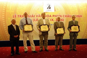 GS Trịnh Xuân Thuận được Quỹ Phan Châu Trinh vinh danh