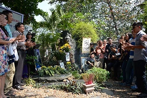 Hàng trăm người viếng thăm mộ Trịnh Công Sơn 