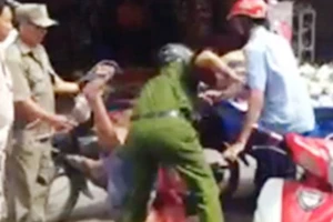 Anh CSKV quật ngã người bán hàng rong: Vượt quá giới hạn công vụ