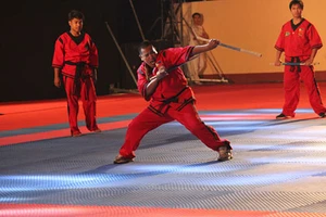 Khán giả Việt mê mẩn Arnis Philippines