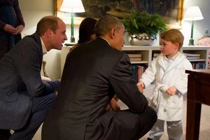 Ngộ nghĩnh hoàng tử bé nước Anh mặc áo ngủ đón Tổng thống Mỹ