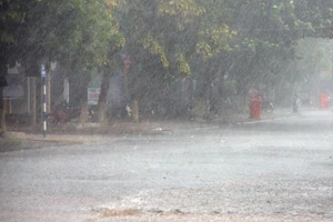 Trung Bộ nắng nóng trên diện rộng, Bắc Bộ tiếp tục mưa giông