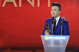 Trấn Thành đoạt cú đúp giải thưởng HTV Awards 2016