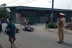 2 nam sinh lớp 10 tông xe làm 4 người văng ra đường