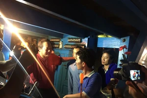 Phóng sự ảnh: Bộ trưởng Trương Minh Tuấn đón chuyến tàu xa bờ vào Nhật Lệ