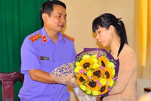 Vụ bà chủ đầm tôm: Khởi tố 5 bảo vệ rừng