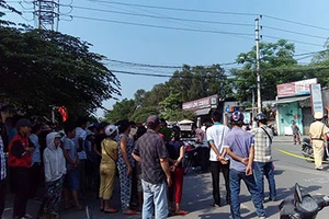 Bà cụ đi qua đường bị xe máy tông tử vong