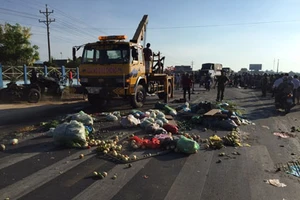 Xe tải chở rau gây tai nạn làm 3 người thương vong