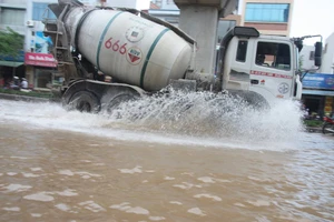 Hà Nội vẫn chìm trong ngập sâu