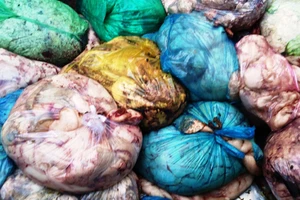 Bắt xe tải vận chuyển 8 tấn mỡ động vật hôi thối