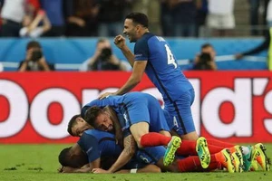 Pháp - Romania: 2:1 - 'Gà trống' gáy vang đêm Paris