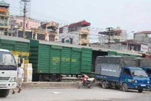 Phát hiện hàng trăm kiện hàng lậu vận chuyển bằng tàu hỏa