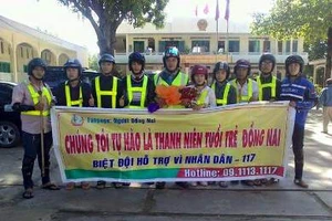 Khen thưởng 'nóng' nhóm hút đinh, vá xe miễn phí trên QL51