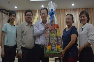 UBND quận Tân Phú thăm báo Pháp Luật TP.HCM