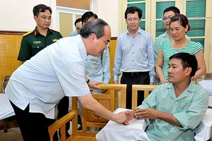 Ông Nguyễn Thiện Nhân thăm phi công Nguyễn Hữu Cường