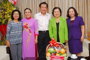 Nguyên Phó Chủ tịch nước Trương Mỹ Hoa chúc mừng báo Pháp Luật TP.HCM