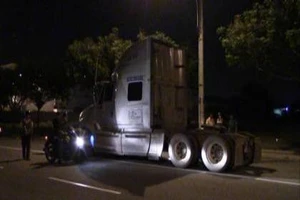 Container tông xe máy, 2 người thương vong, tài xế bỏ trốn