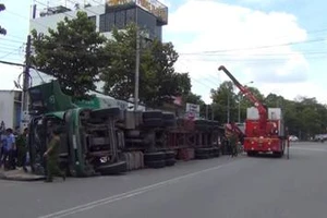 Container ôm cua lật giữa phố, nhiều người may mắn thoát chết