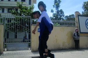 Tình nguyện viên cõng bạn vào phòng thi